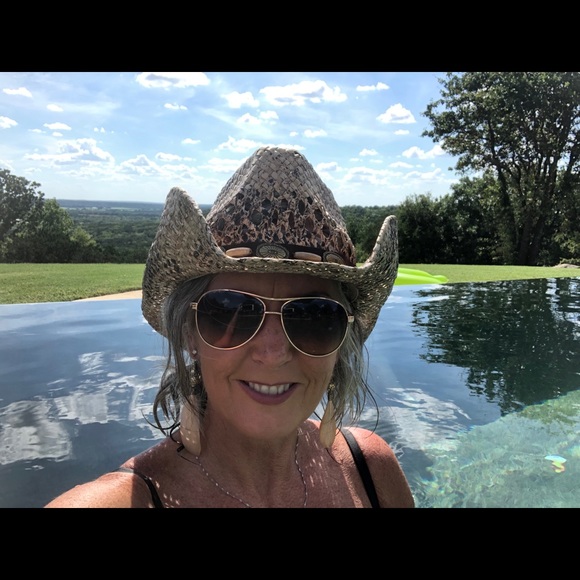 Meet your Posher, Stacie - Picture 5 of 6